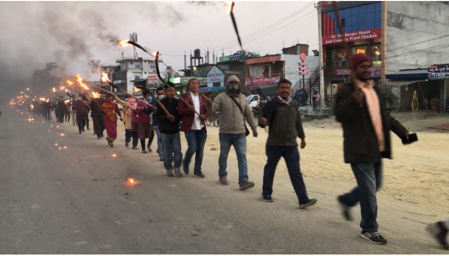 सिरहाको गोलबजारमा एमसीसी विरुद्ध मशाल जुलुस प्रदर्शन