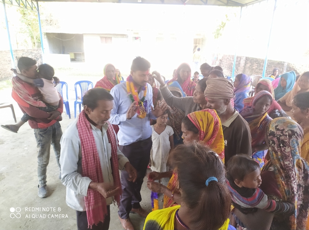 सहयोगी युवा सैलेशको पहलमा फलफुल वितरण