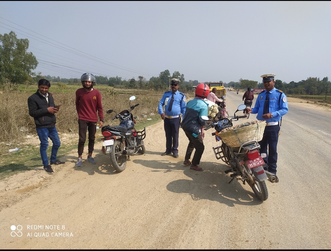 सिरहामा ट्राफिक प्रहरीको चेकिङ्गमा निरन्तरता