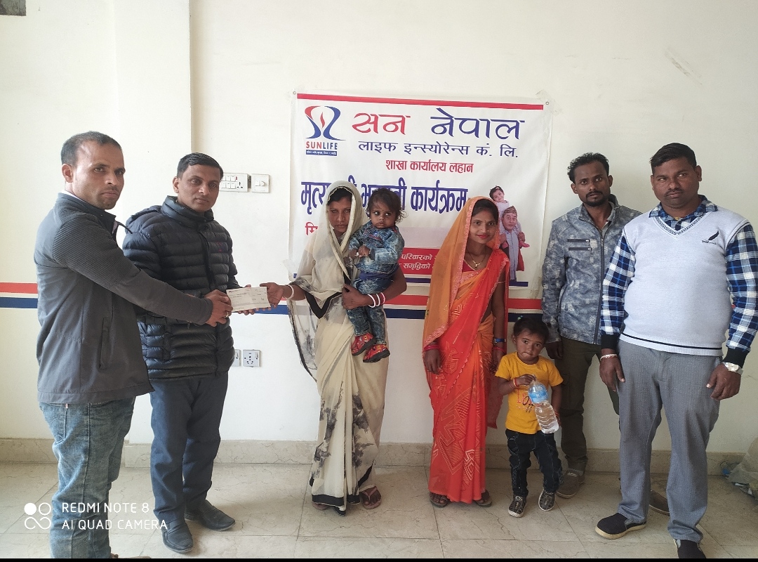 प्रबन्धक महतोले सहज रूपमा दिदै मृत्यु दाबी भुक्तानी