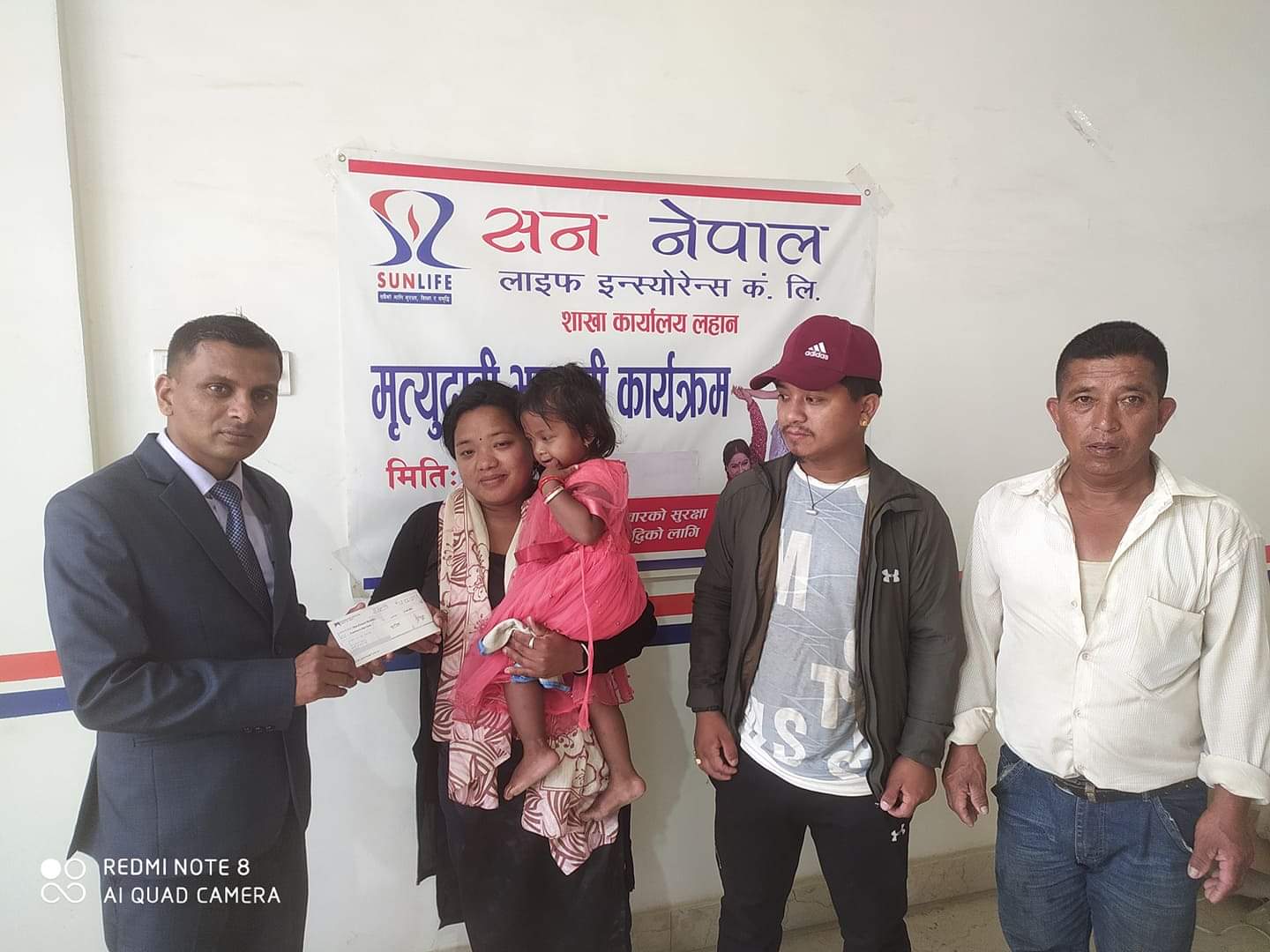 श्रीमान गुमाएकी पीडित महिलालाई सन नेपालको प्रबन्धक द्वारा मृत्यु दाबी भुक्तानी