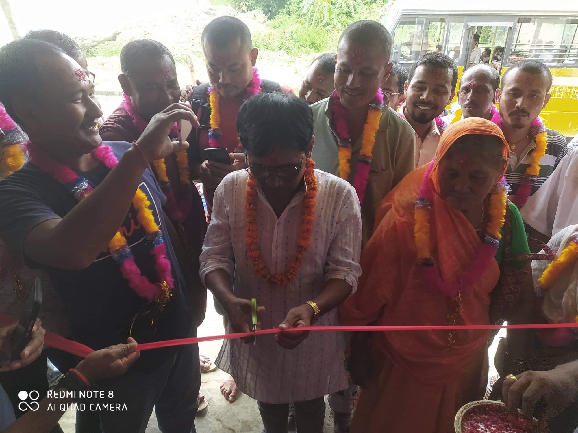 लहान ११ का अध्यक्ष चौधरीले गरे रिवन काटेर कार्यालयमा प्रवेश