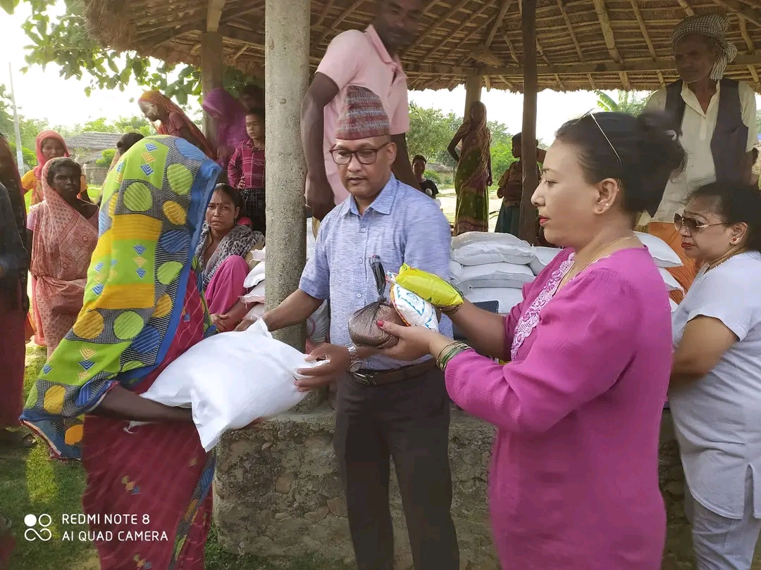 राहत वितरण गर्न लहान २४ खपटेडाडा पुगेका मेयर चौधरी समानित भएर घर फर्किए