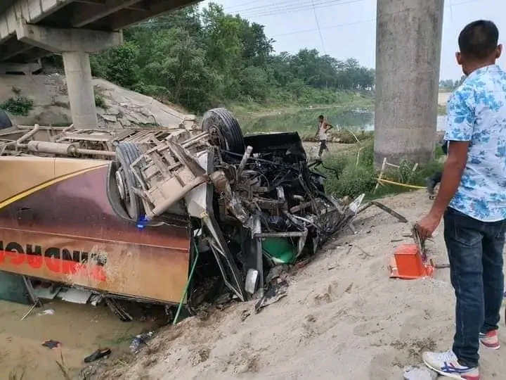 रुपन्देहीको राेहिणी खाेलामा यात्रु वाहक बस खस्दा ९ जनाकाे मृत्यु