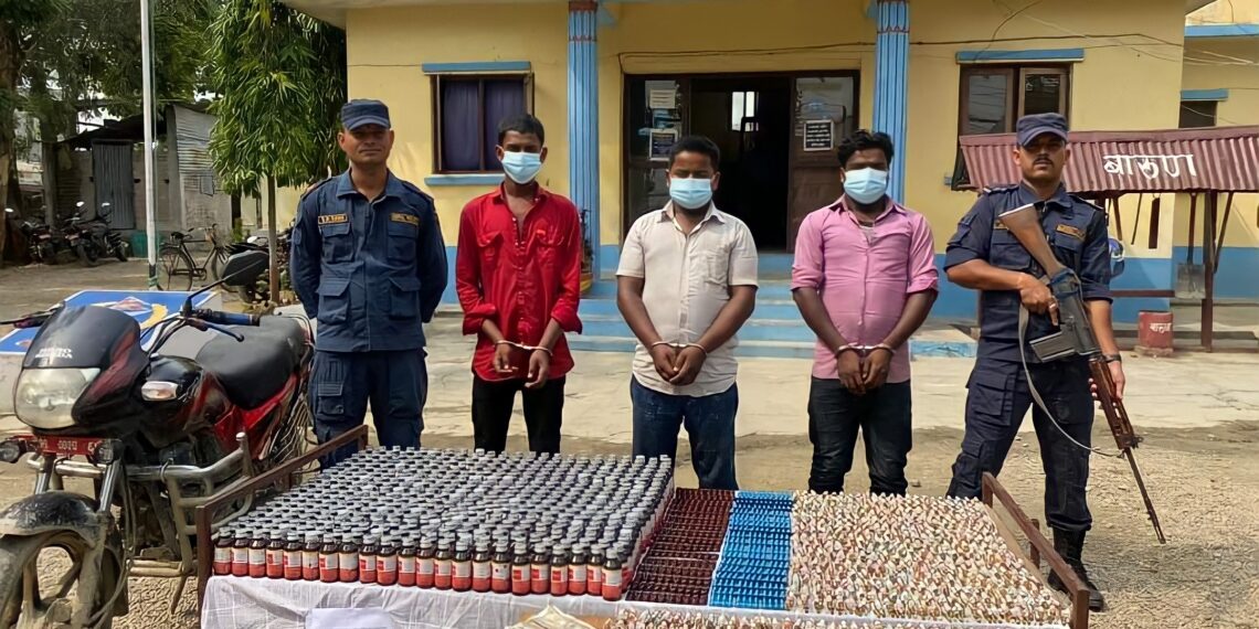 लहानबाट लागु औषध र नगदसहित ३ जना परे प्रहरीको फन्दामा