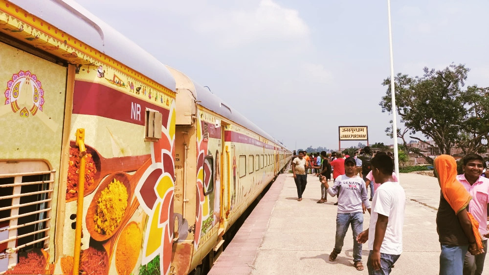भारतको दिल्लीबाट हिडेका गौरव टुरिष्ट रेल मधेस प्रदेशका जनकपुरधाम आइपुगे