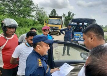 सिरहाका प्रमुखहरुद्वारा गिट्टी बालुवा ग्राइभेलका अनुगमन : ४ टिपर पक्राउ