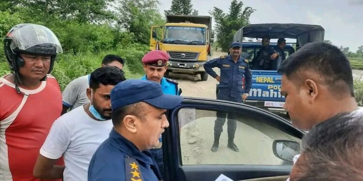 सिरहाका प्रमुखहरुद्वारा गिट्टी बालुवा ग्राइभेलका अनुगमन : ४ टिपर पक्राउ