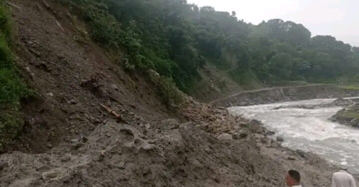 बाग्लुङ, लमजुङ र कालिकोटमा पहिरो जाँदा सडक अवरुद्ध