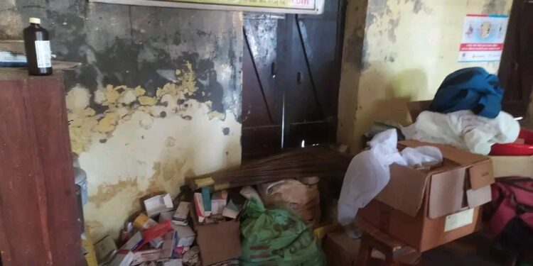 स्वास्थ चौकी मै इन्चार्जको बास गोदाममा परिणत भए कार्यालय