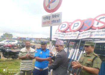 जिल्ला ट्राफिक प्रहरी कार्यालय लहानलाई सय ट्राफिक चिन्ह बोर्ड हस्तान्तरण