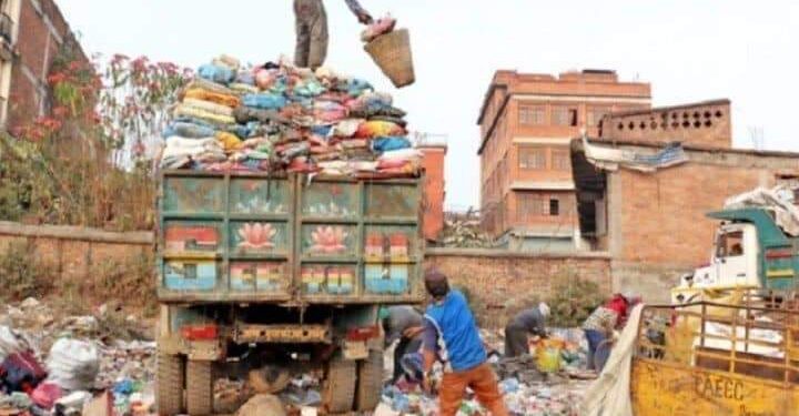 काठमाडौं महानगरले आजबाट फोहोर उठाउन थाल्यो