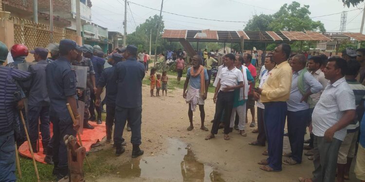 सिरहाको भगवानपुर गाउँपालिकामा तला बन्दी गर्ने करार कर्मचारीको चेतावनी