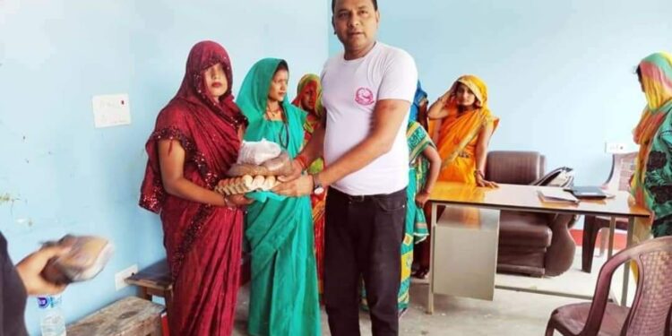 बलान बिहुलका अध्यक्ष यादवद्वारा पौस्टिक खाध्यान वितरण