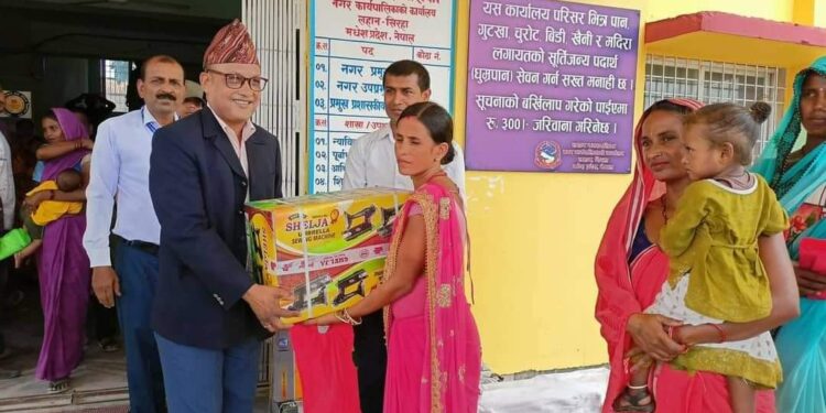 महिला लाई स्वराेजगार बनाउन सिलाई मेसिन वितरण