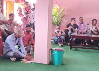 सिरहाको भगवानपुर गाउँपालिकामा हटाइएको करारको कर्मचारीद्वारा पालिका घेराउ