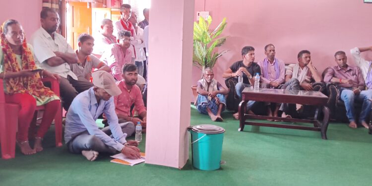 सिरहाको भगवानपुर गाउँपालिकामा हटाइएको करारको कर्मचारीद्वारा पालिका घेराउ