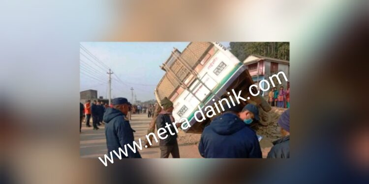 सिरहामा स्कुल बस दुर्घटना हुँदा ८ जना घाइते