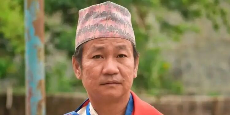 धरानका मेयर हर्क साम्पाङले आफ्नो सरकारी गाडी चढने बेचेर रोलर किन्ने निर्णय गरे