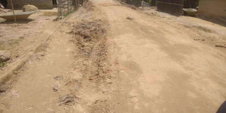 फेवाताल भएको सडकमा ग्रावेल