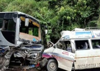 चुम्लिङटारमा बस र विङ्गनर गाडी दुर्घटना, एकको मृत्यु, १८ जना घाइते