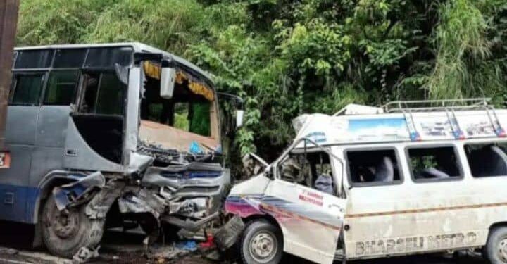 चुम्लिङटारमा बस र विङ्गनर गाडी दुर्घटना, एकको मृत्यु, १८ जना घाइते