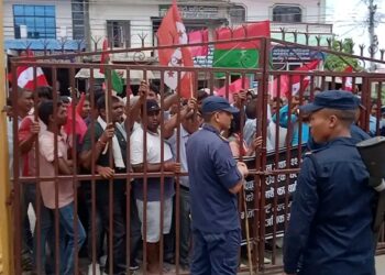 लागुऔषध कारोबारमा संलग्नलाई कार्बाहीको माग राख्दै, सिडियोलाई ज्ञापन पत्र बुझाउदै, प्रदर्शन