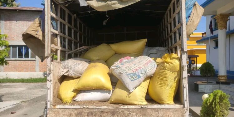 पश्चिम नवलपरासीमा अबैध मालसामान सहित ३ वटा टिप्पर र १५ क्विन्टल चिनि सहित एक पिकप पक्राउ