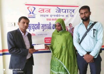 पीडित महिलालाई सन नेपाल इन्स्योरेन्स लहान शखाद्वारा १४ लाख भुक्तानी