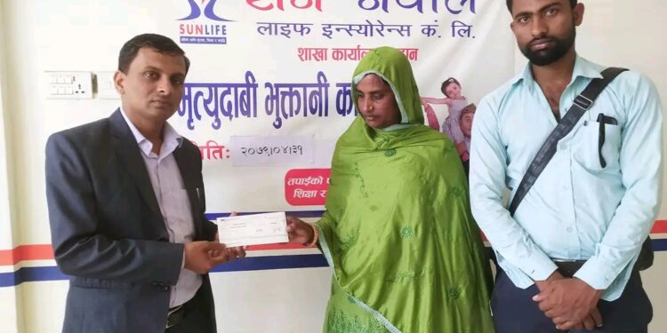 पीडित महिलालाई सन नेपाल इन्स्योरेन्स लहान शखाद्वारा १४ लाख भुक्तानी