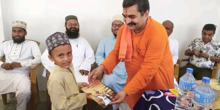 मधेस प्रदेशका पुर्व प्रमुख अहिराज द्वारा लहानको दारुल ओलम हनफिया आशरफियामा शैक्षिक सामग्री वितरण