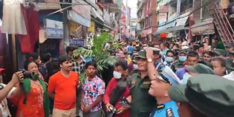 महानगरपालिकाले अवैध संरचना भत्काएपछि ब्यापारीहरु आक्रोश