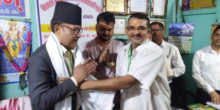 मेयर चौधरीद्वारा नेपाल आयुर्वेद औषधी ब्यवसायी संघको क्यालेन्डर बिमोचन