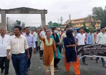 सिरहाको भगवानपुरमा हटाइएका करार कर्मचारीहरु पुनः बहालीको माग गर्दै मशाल जुलुस पर्दशर्न