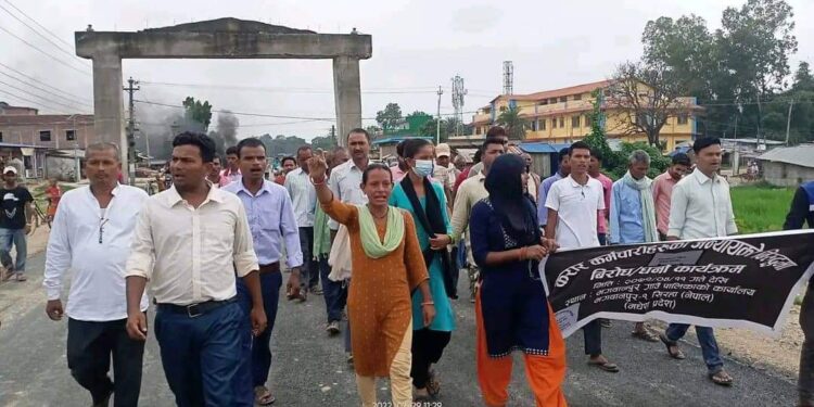 सिरहाको भगवानपुरमा हटाइएका करार कर्मचारीहरु पुनः बहालीको माग गर्दै मशाल जुलुस पर्दशर्न