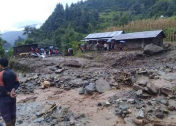 रामेछापको गोकुलगंगा गाउँपालिका ठोसेमा बाढीले ५ घर बगायो