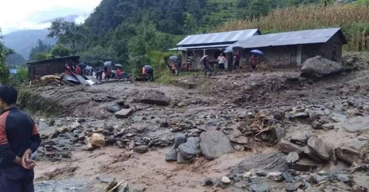 रामेछापको गोकुलगंगा गाउँपालिका ठोसेमा बाढीले ५ घर बगायो