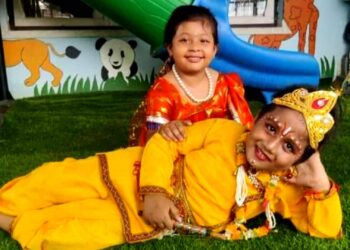 कृष्ण जन्माष्टमीको आवसरमा भगवान कृष्णको स्वरूप बनाएर खुशीयाली मनाउदै