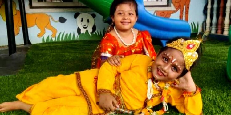 कृष्ण जन्माष्टमीको आवसरमा भगवान कृष्णको स्वरूप बनाएर खुशीयाली मनाउदै