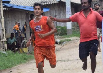 बाबा गरिबनाथ महादेव मन्दिरमा जल चढाउन सफल भएका युवालाई अध्यक्ष तनुक लाल यादव द्वारा सम्मान