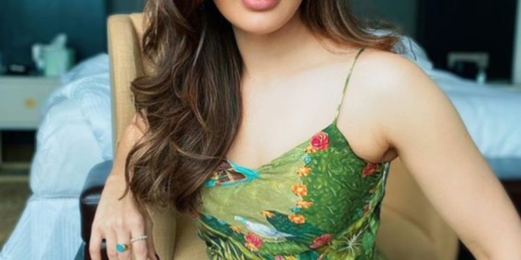 बलिउड अभिनेत्री सेफाली सोसल मिडिया हट तस्बिरहरु…….भित्र हेर्नु होस