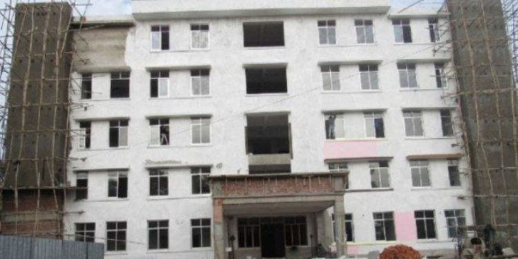 दाङमा दुई तलामाथिबाट हाम्फालेर भागे अदालत पुर्‍याइएका थुनवा