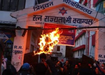 माओवादी निकट अखिल क्रान्तिकारीका विद्यार्थीले राष्ट्रपतिको पुतला जलाए