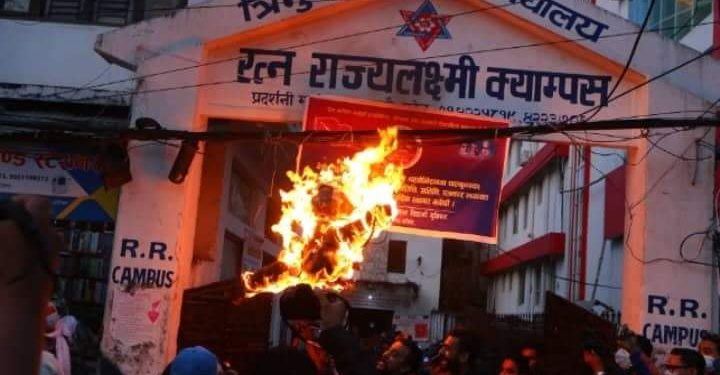 माओवादी निकट अखिल क्रान्तिकारीका विद्यार्थीले राष्ट्रपतिको पुतला जलाए
