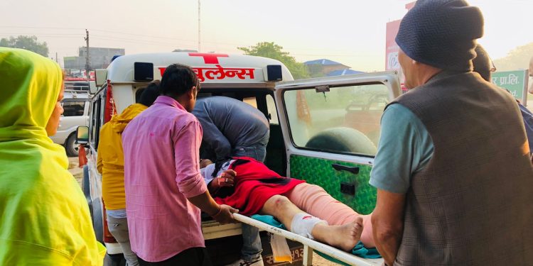 ट्रकको ठक्करबाट यात्रुबाहक बस पल्टिदा ३० जना घाइते