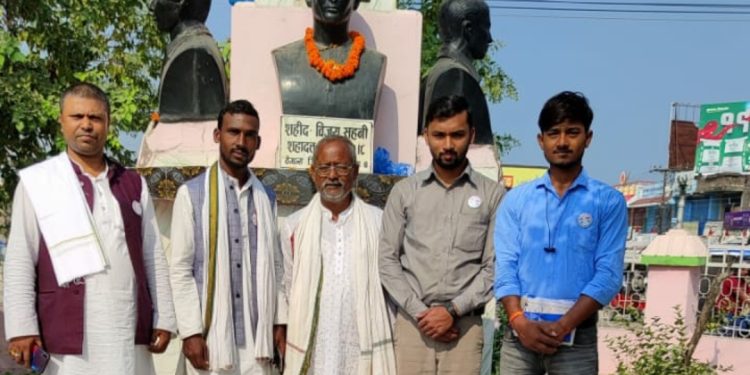 लहानका सहिद पार्कमा केन्द्रिय अध्यक्षद्वारा मला अर्पन