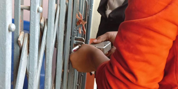 सिरहा: व्यापारीहरुले गरे विष्णुपुर गाउँपालिकामा घण्टौ तालाबन्दी