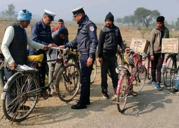 दुर्घटना रोक्न साइकलमा टल्किने स्टिकर