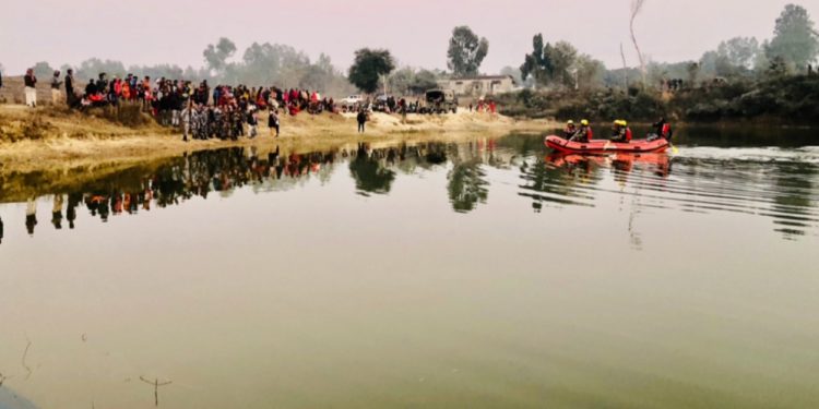 डुबेको सदाय लाइ खोजतलास गर्न ,धमलाको कमाण्डमा जिल्ला बाट बिपत ब्यबस्थापनको टोलि आउदै