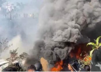 विमान दुर्घटनास्थलबाट निकालिएको शव गण्डकी अस्पतालमा